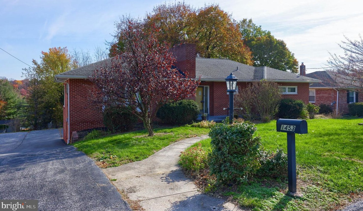 1453 Bonbar Rd, York, PA 17403-3003
