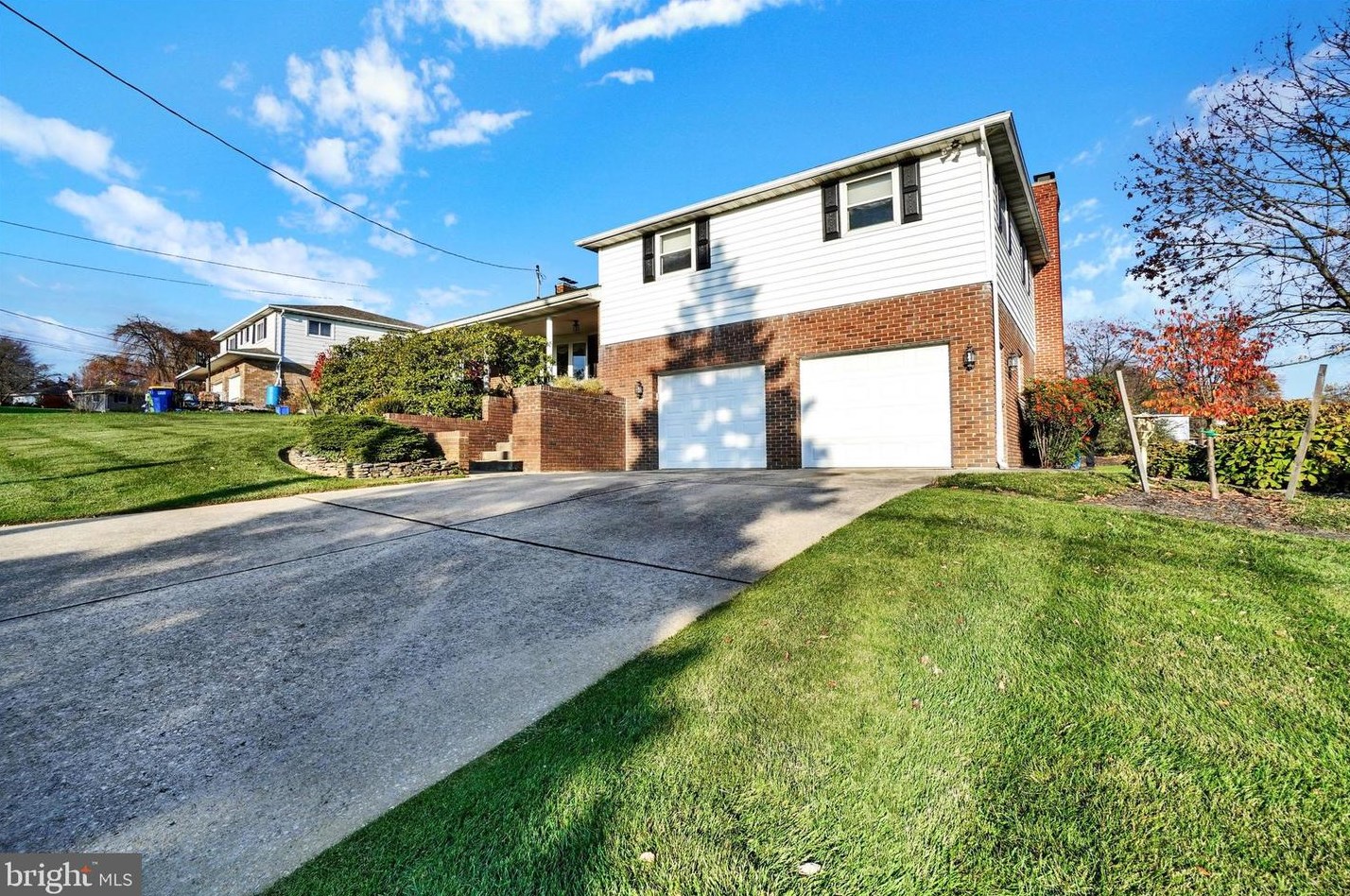 3161 Starlight Dr, York, PA 17402-9239