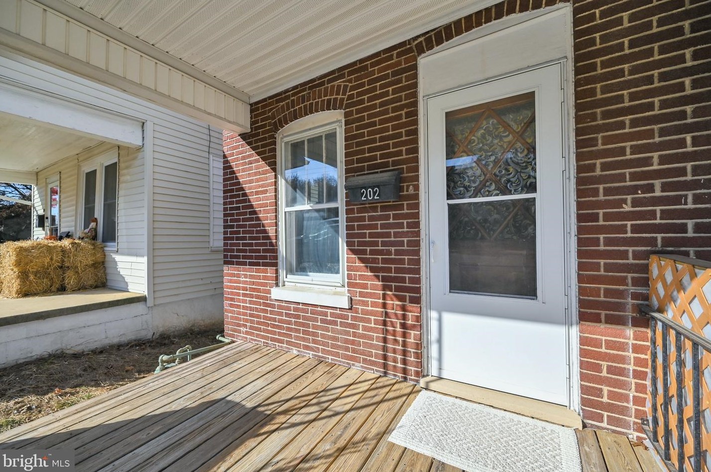 202 Charles St, Yoe, PA 17313-2104