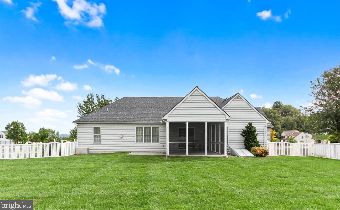 608 Campbell Rd, York, PA 17402-3354