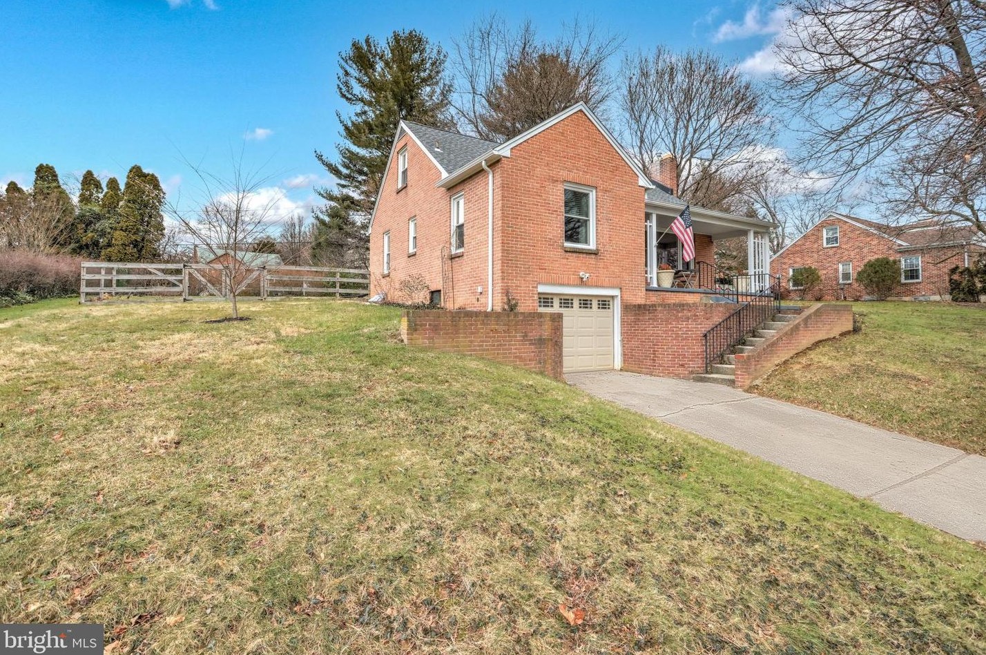 405 Waters Rd, York, PA 17403-4753