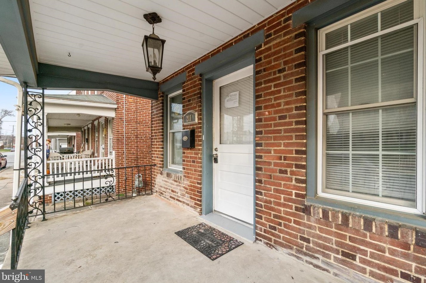 211 Eberts Ln, York, PA 17403-1136