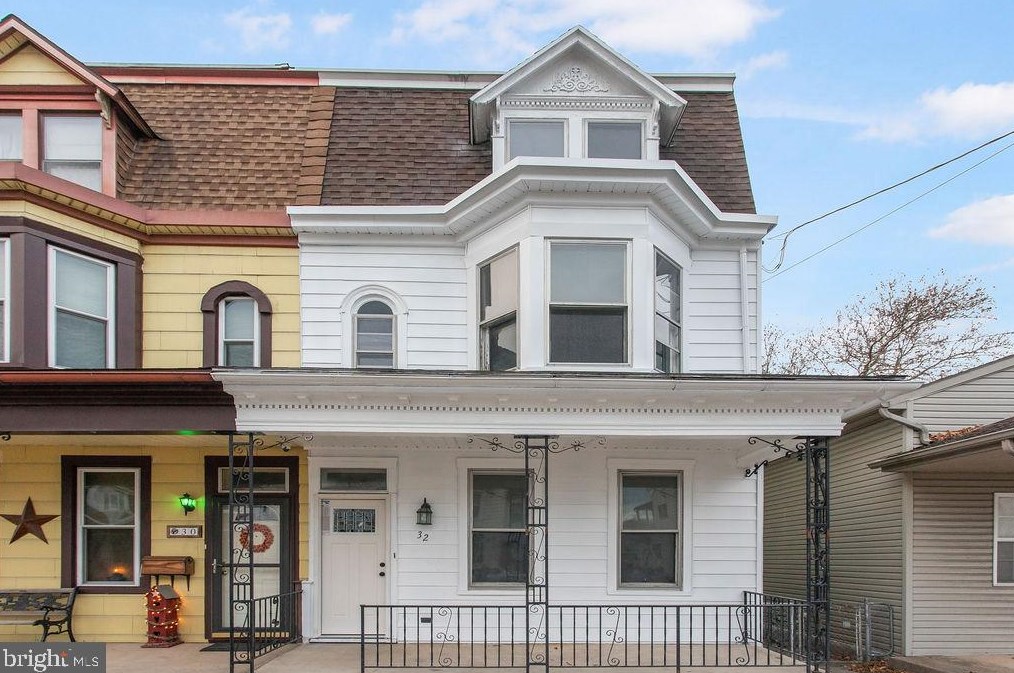 32 Main St, Strinestown, PA 17345-1402