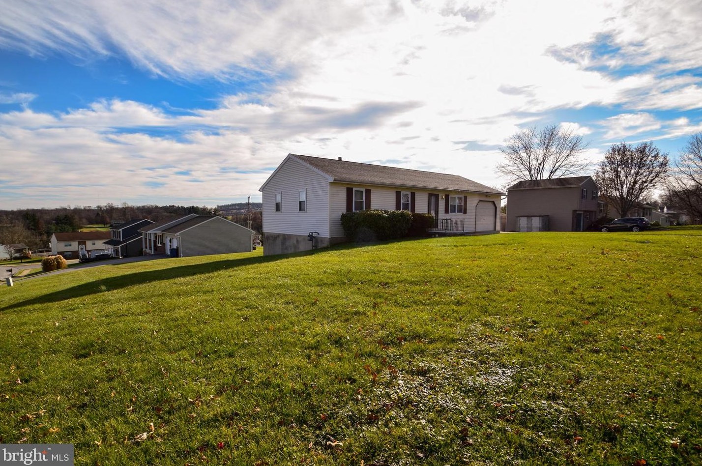 217 Lartry Dr, Red Lion, PA 17356-8921