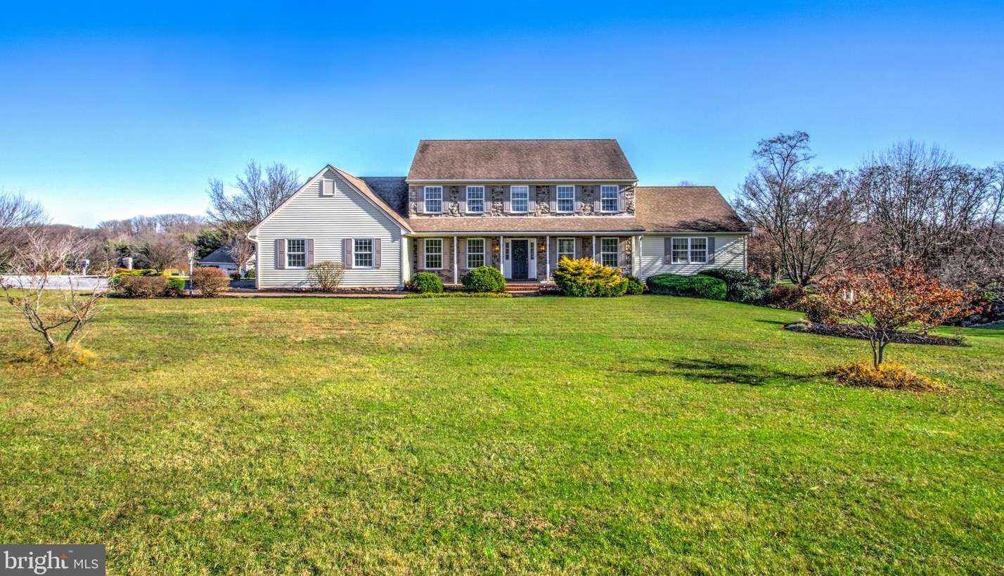 2702 Golf Dr, York, PA 17408-7816