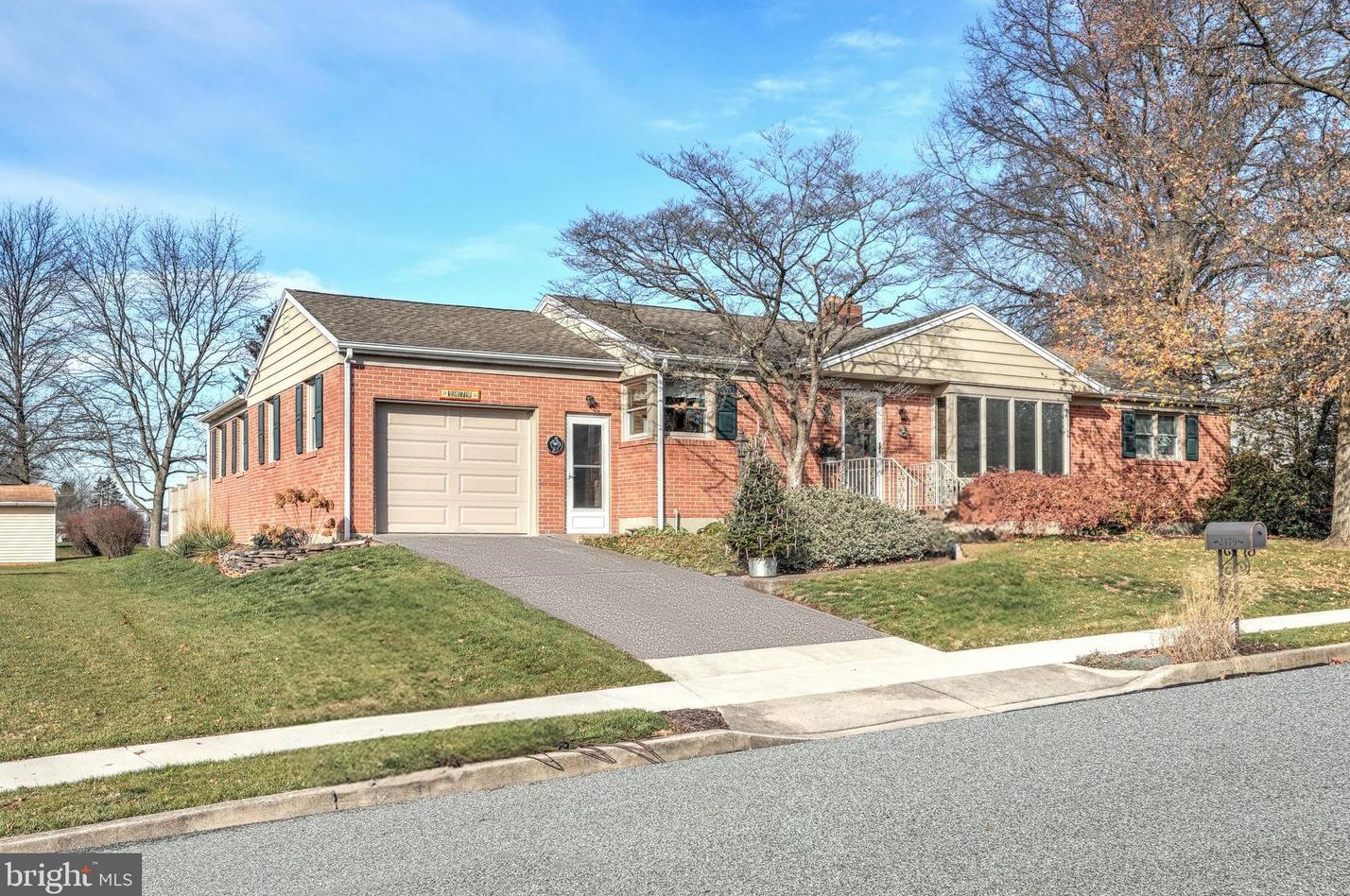2479 Warwick Rd, York, PA 17408-4338