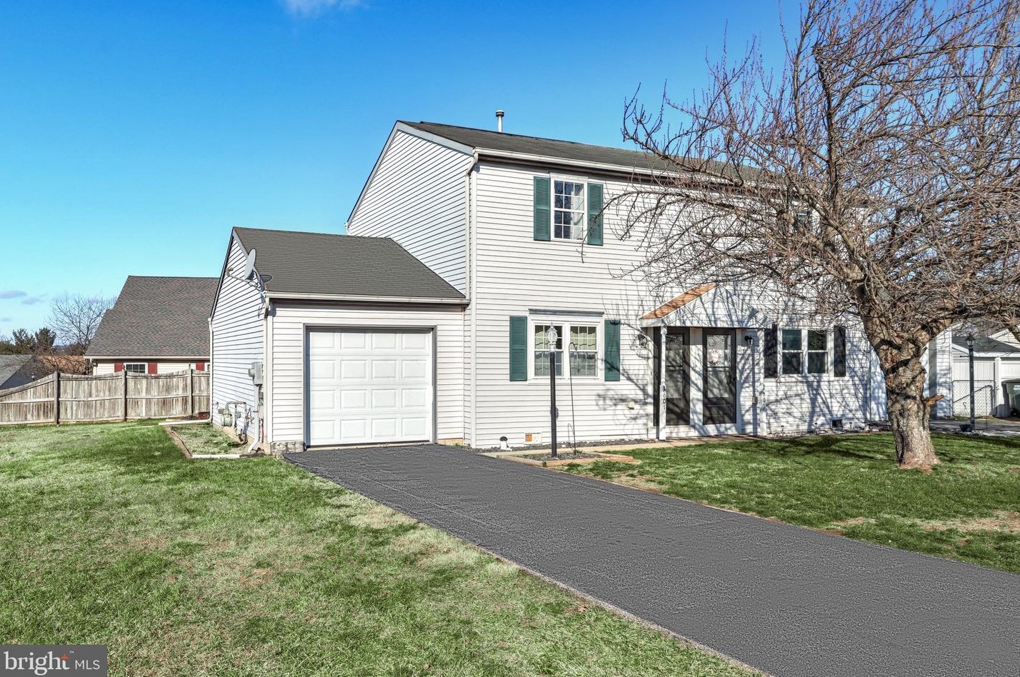 1601 Blue Jay Dr, York, PA 17315-2773