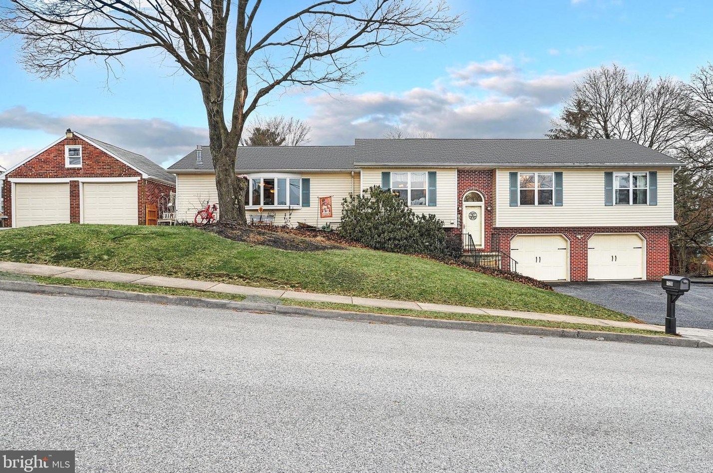 1720 North Dr, York, PA 17408-4314