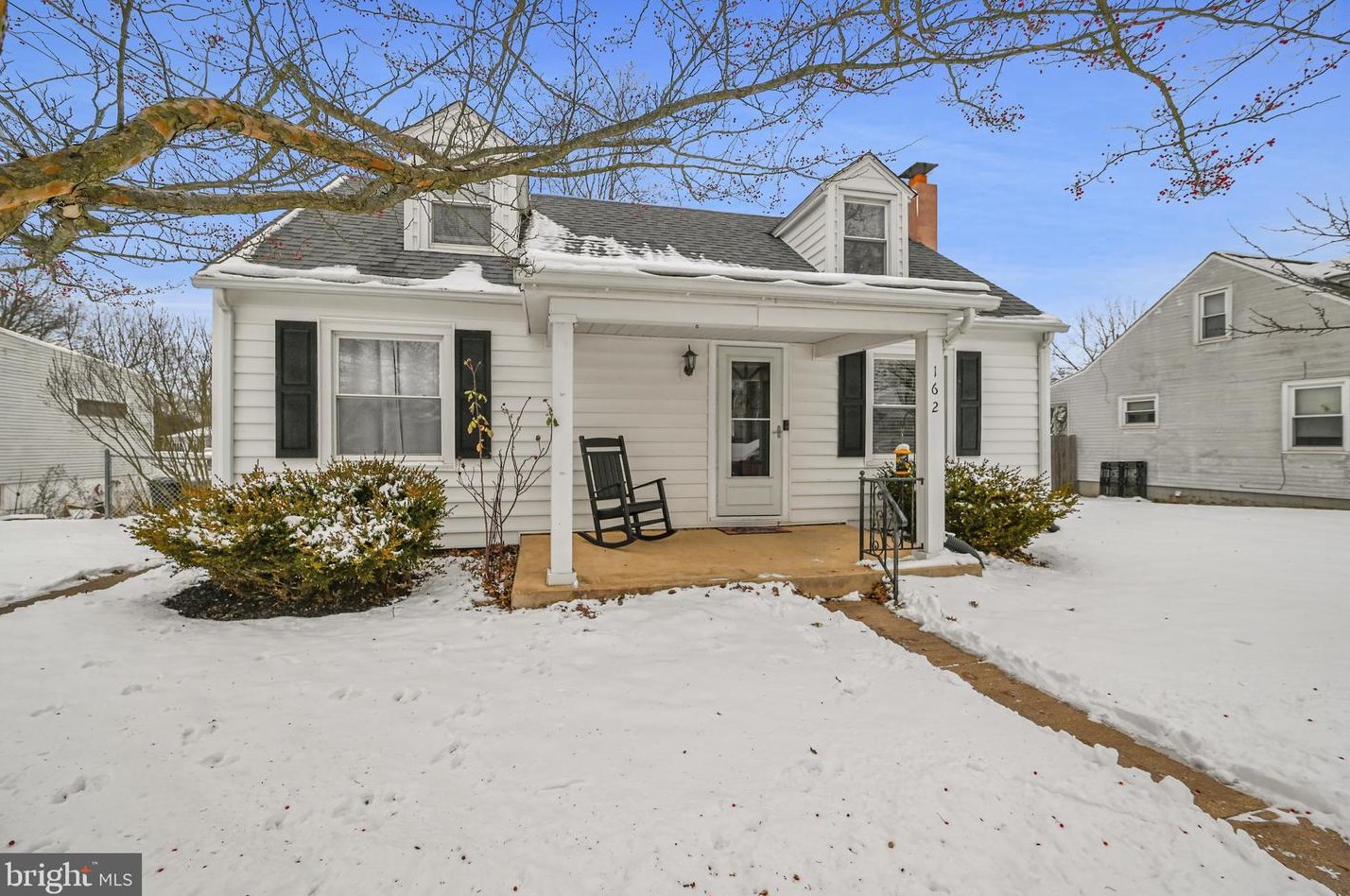 162 S 4th St, Mount Wolf, PA 17347