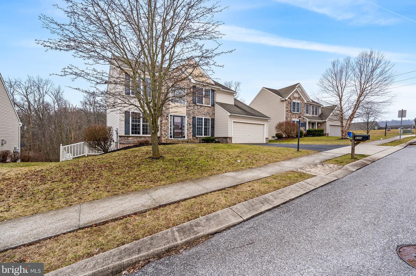 230 Taylor Dr, York, PA 17404-8621