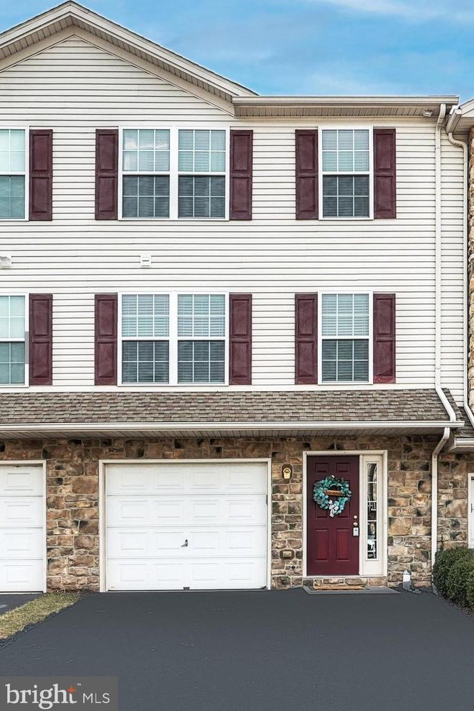 940 Rachel Dr, York, PA 17404-8632