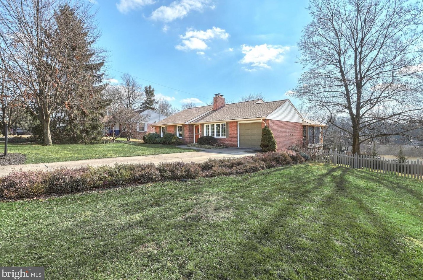 1650 Niles Rd, York, PA 17403-4118