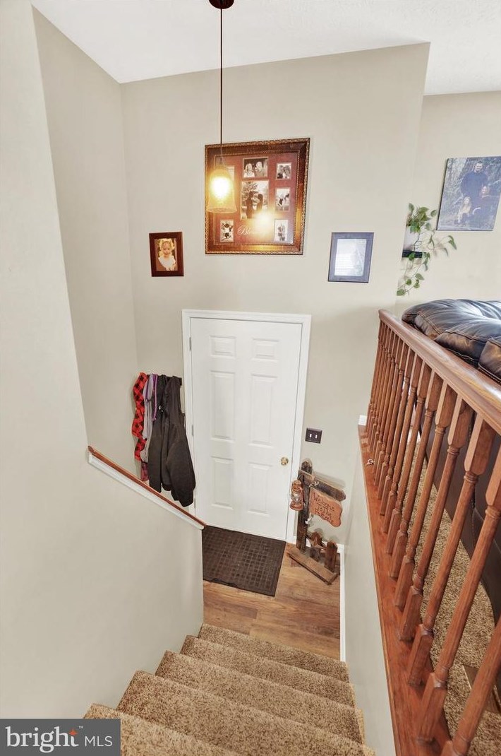 105 Coventry Cross Rd, Mount Wolf, PA 17347-9535
