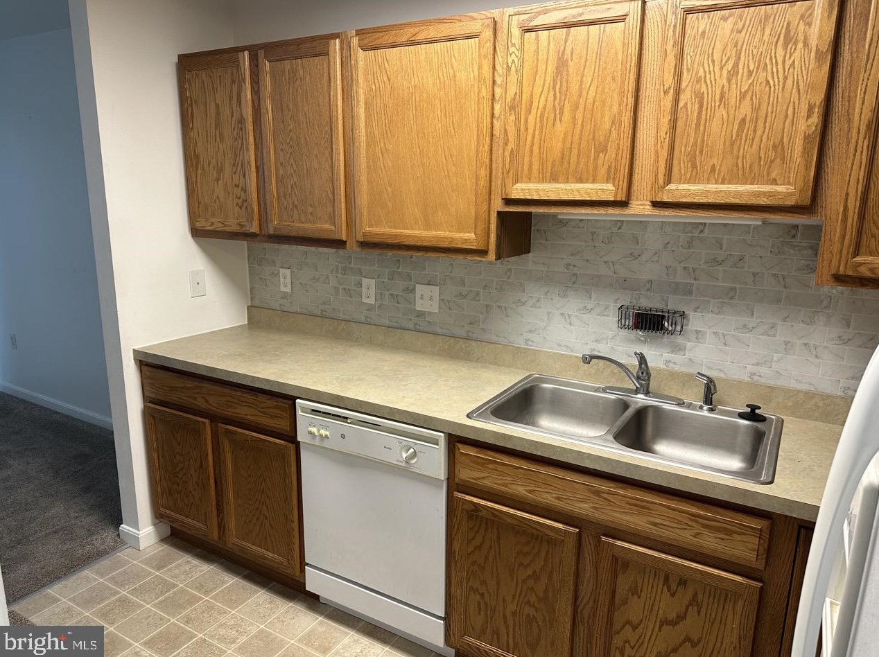 8 Fargreen Ct, Etters PA  17319-9809 exterior