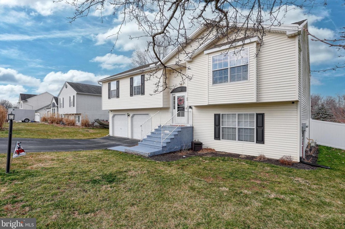 80 Farm Ln, Strinestown, PA 17345