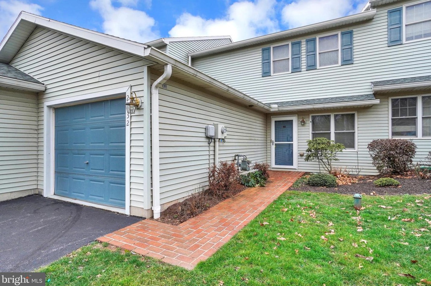 2632 Grandview Park Dr, York PA  17408-1479 exterior