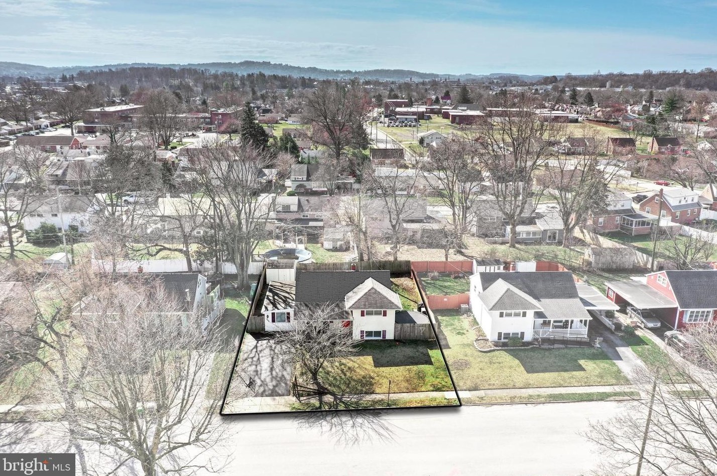 744 Fireside Rd, York, PA 17404-1979