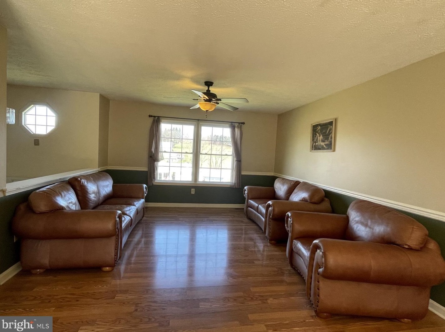 16 Pond View Dr, Slate Hill, PA 17314