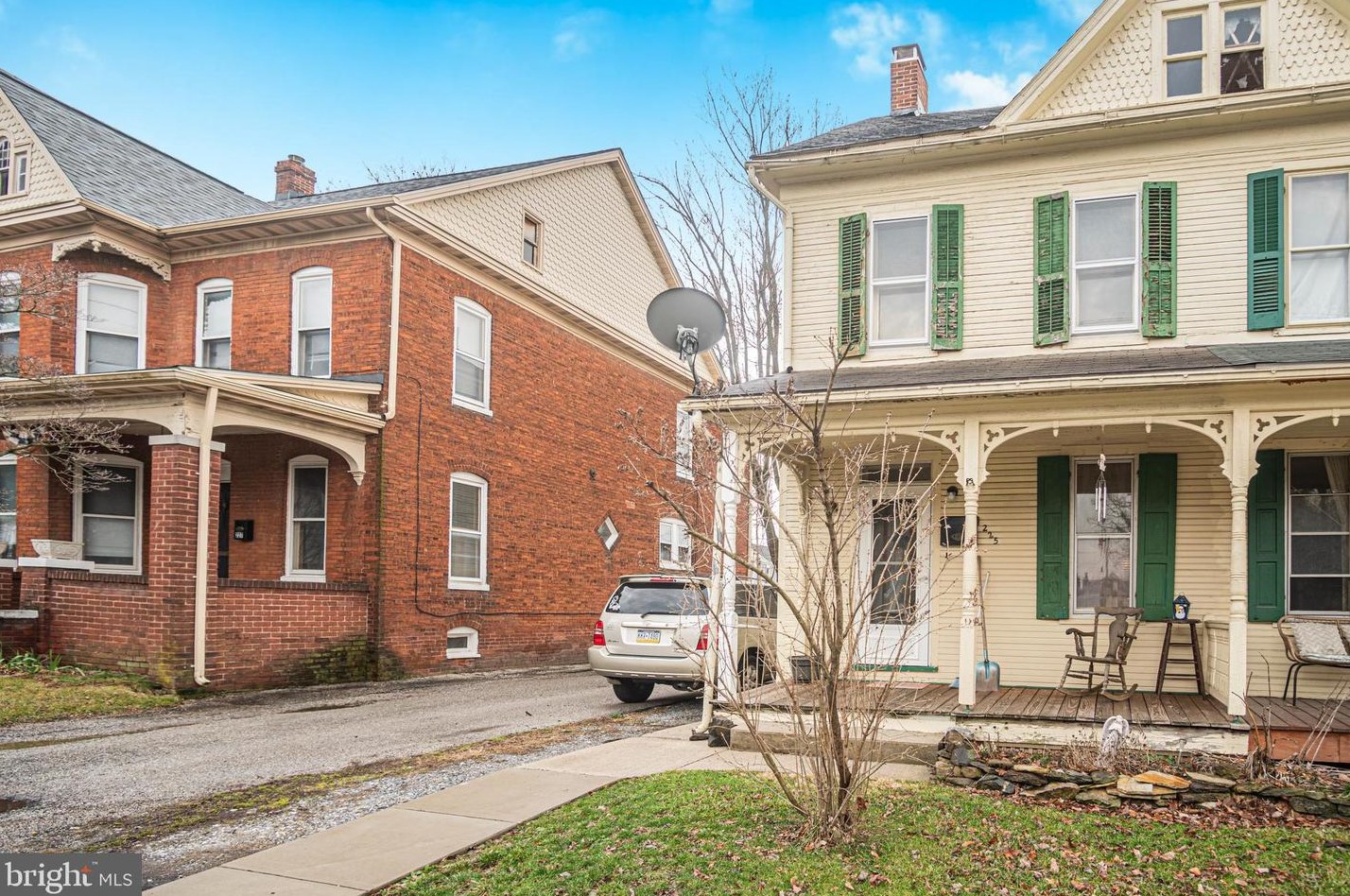 225 Centennial Ave, Hanover, PA 17331-3516