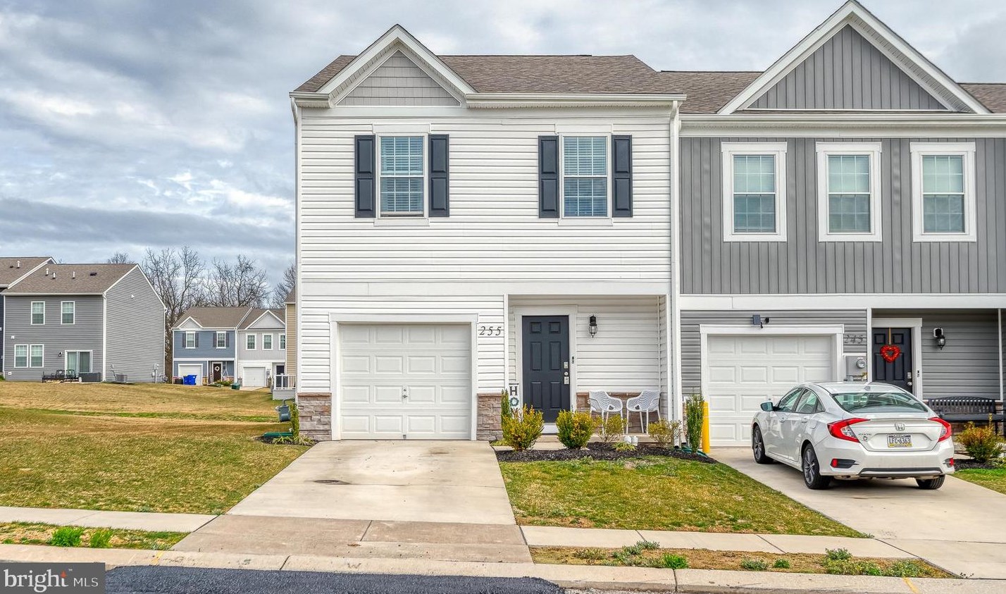 255 Maple Run Dr, York, PA 17404