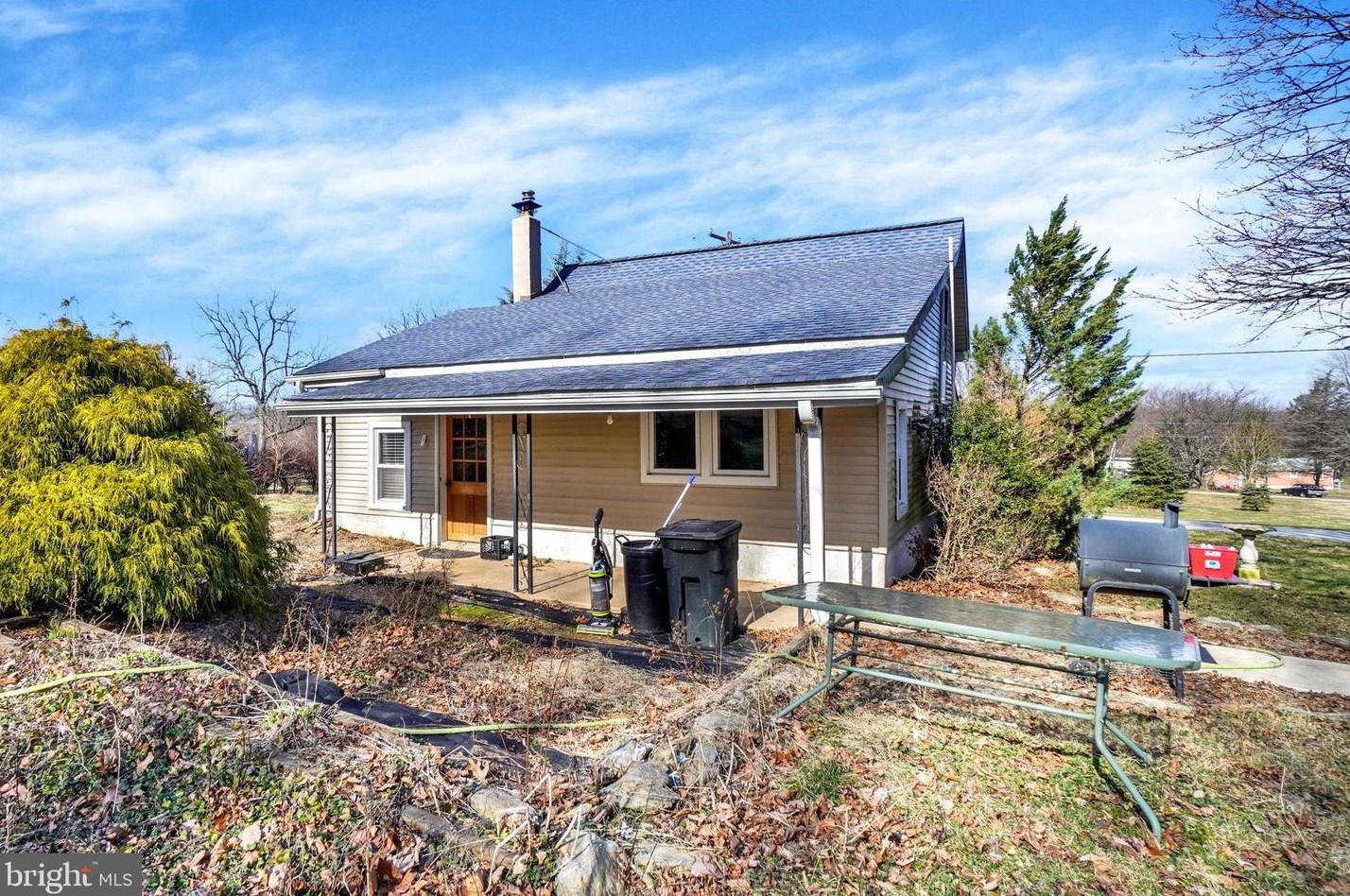 16 Crest Hill Ln, Red Lion, PA 17356-7835