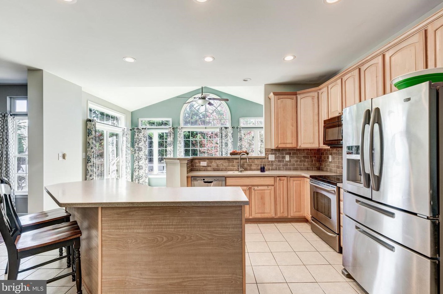230 Lakeview Dr, Spring Grove, PA 17362