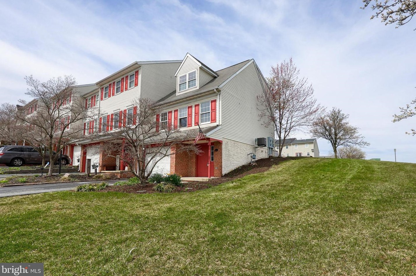 165 Robin Hill Cir, York, PA 17404