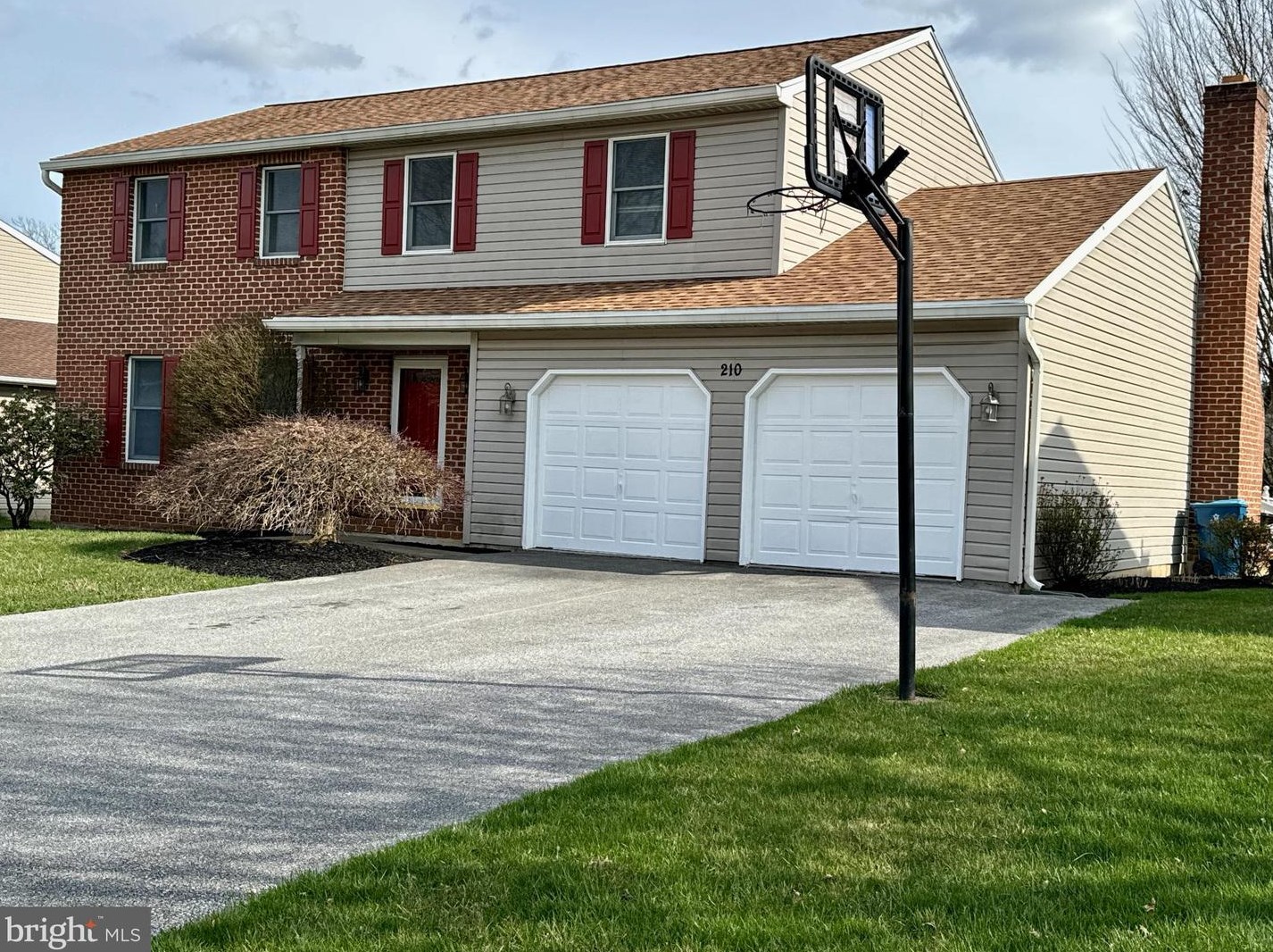 210 Knob Creek Ln, York, PA 17402