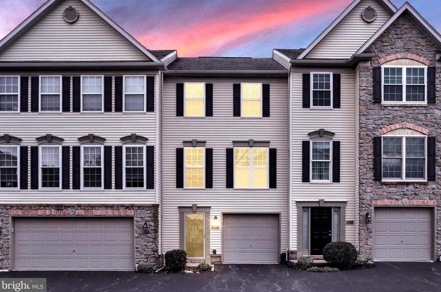 2754 Hunters Crest Dr, York, PA 17402-8526