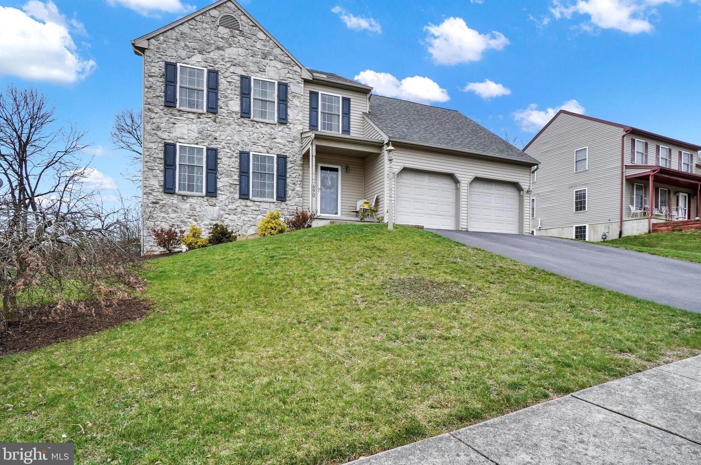 690 Apple Tree Ln, Mount Wolf, PA 17347-9007