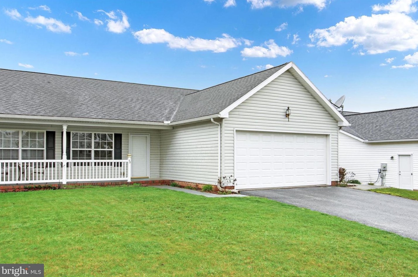 73 Lexington Dr, Hanover, PA 17331-8658