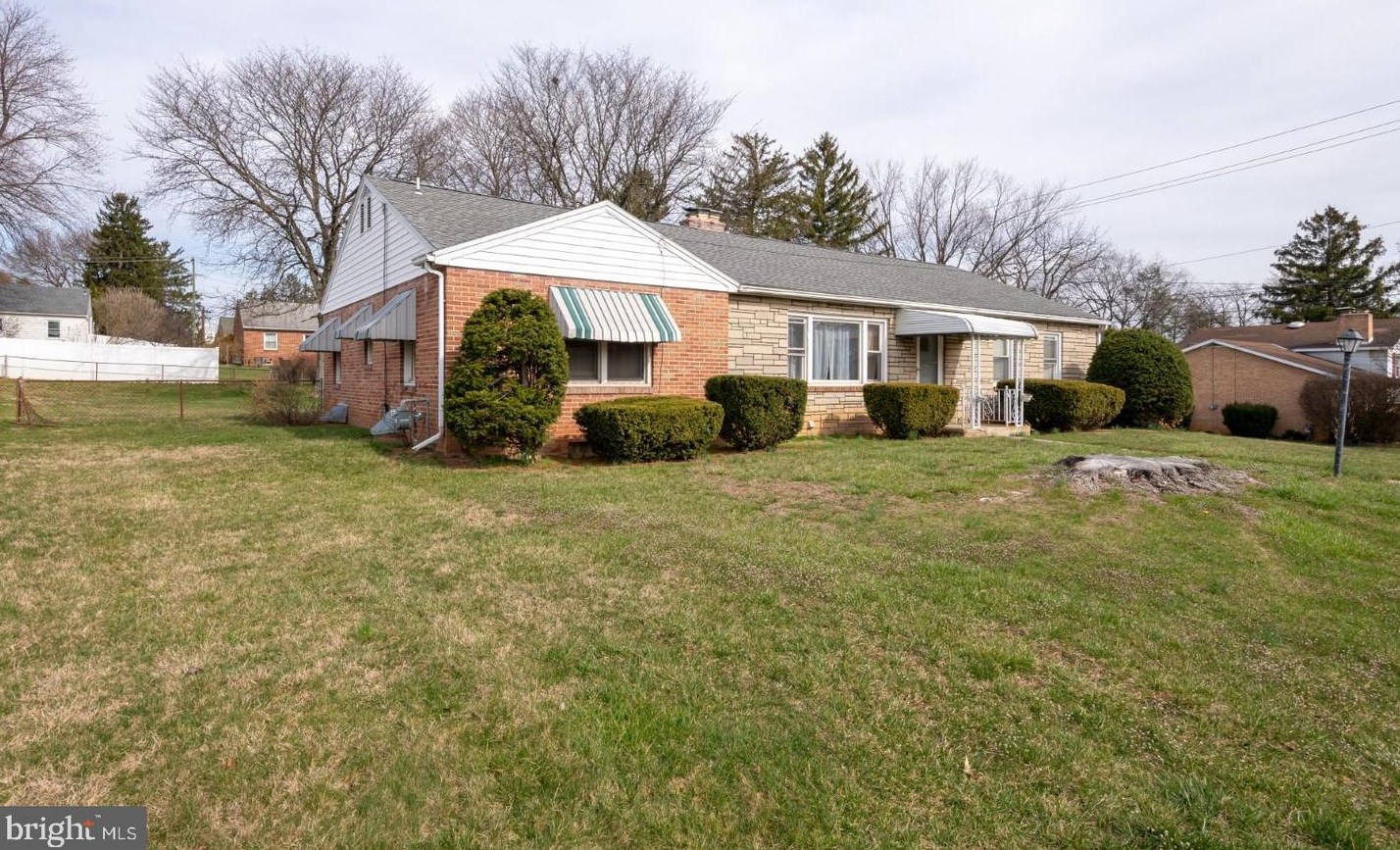 15 Gateway Rd, York, PA 17403