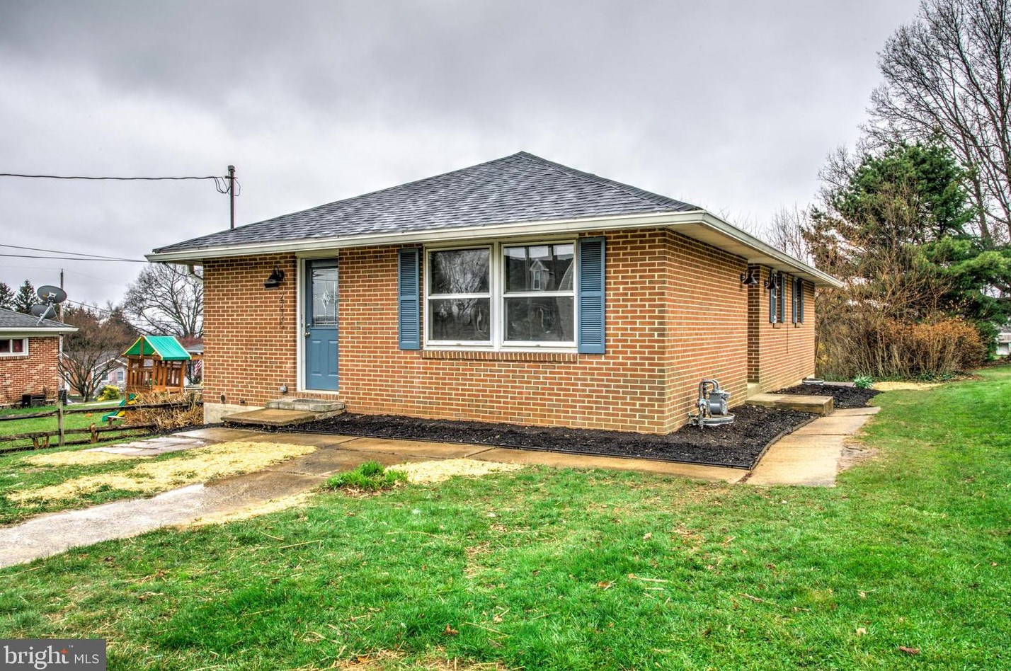 2230 Pleasant View Dr, York, PA 17406-1525