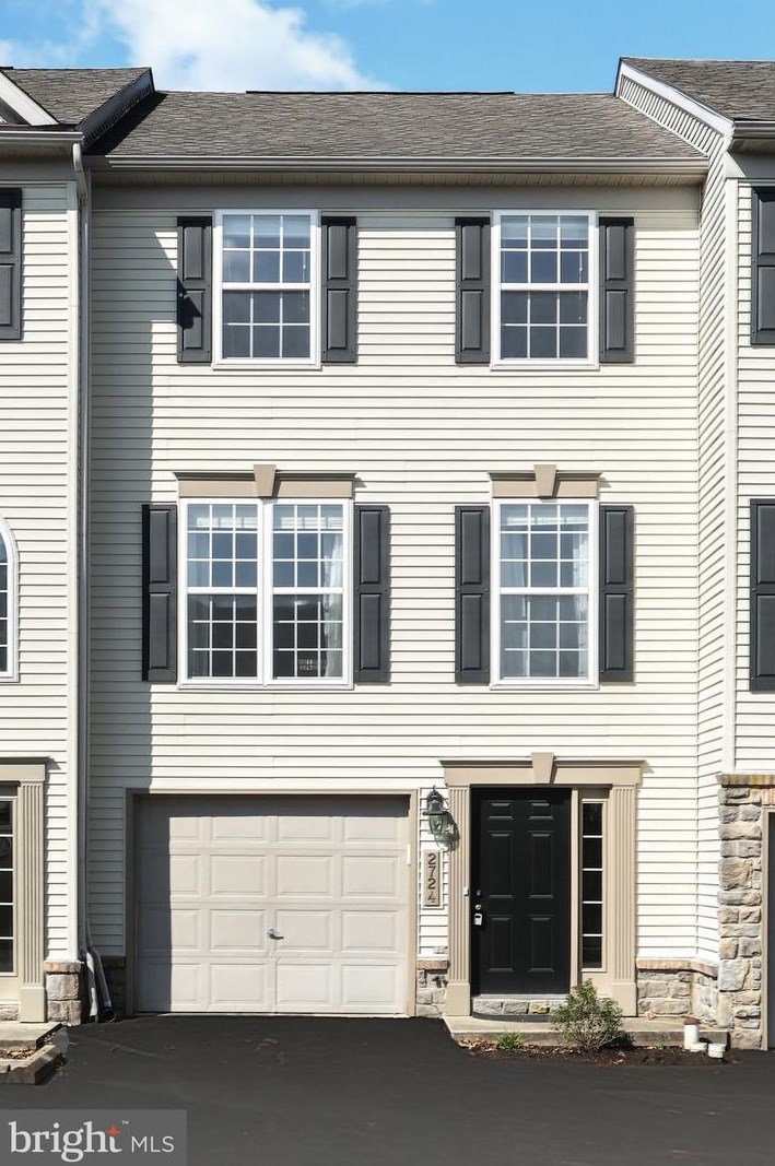 2724 Hunters Crest Dr, York, PA 17402-8526