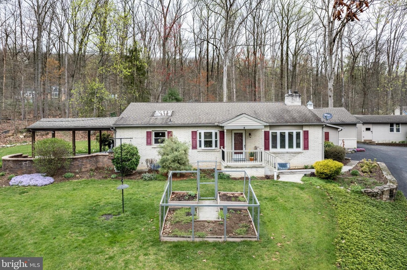 1256 Glatco Lodge Rd, Hanover, PA 17331-6852