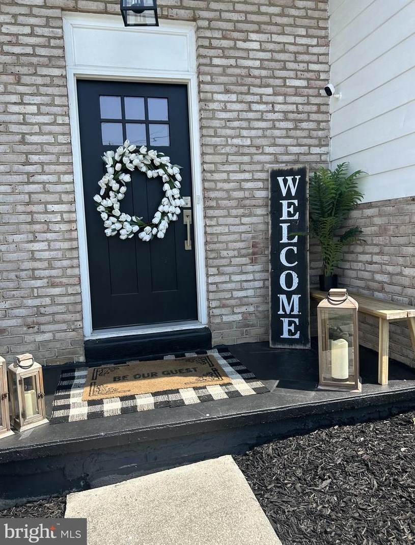 560 Woodland View Dr, York, PA 17406-3250