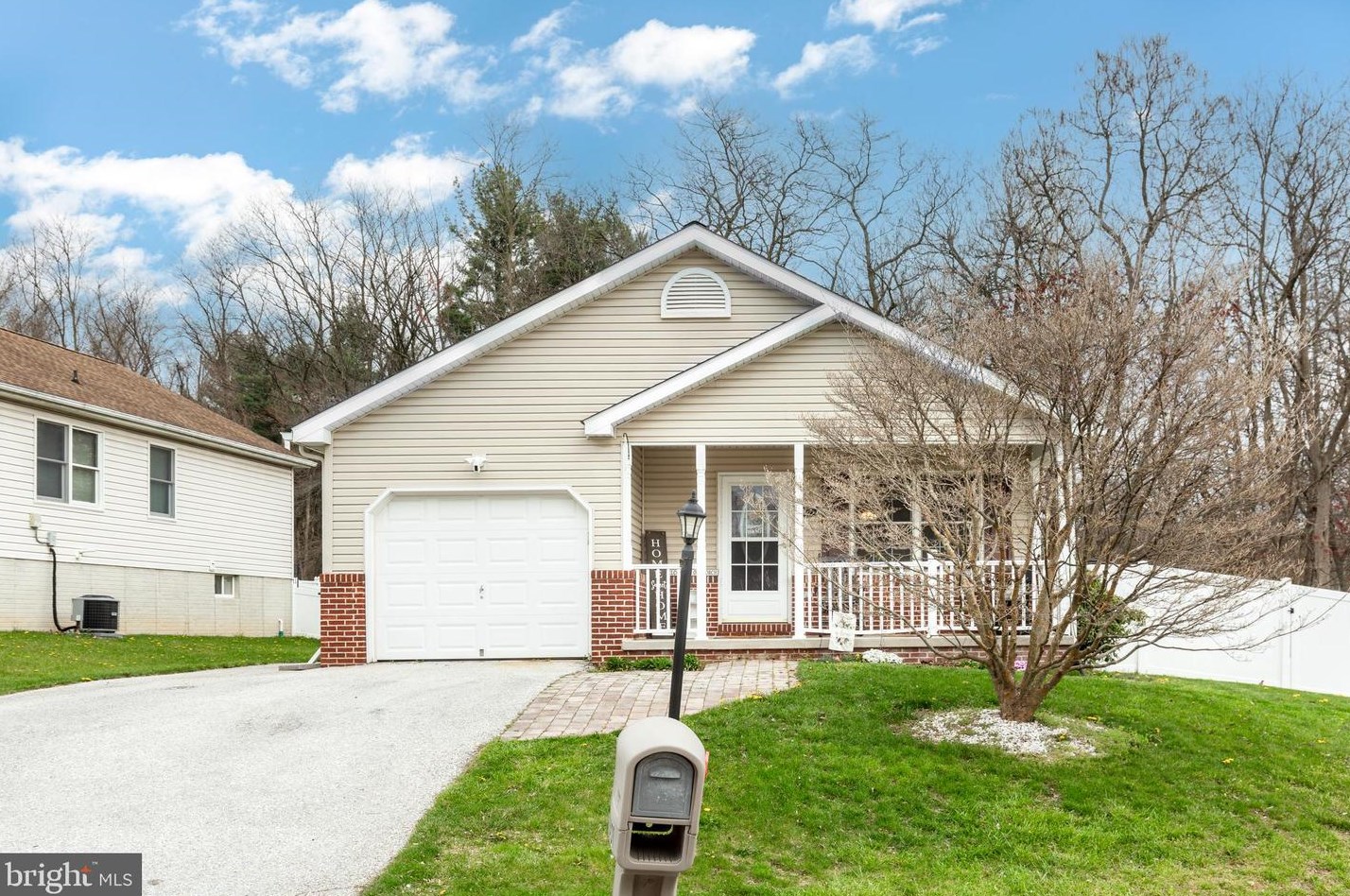 1401 Wanda Dr, Hanover PA  17331-8626 exterior