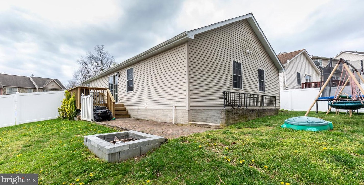 1401 Wanda Dr, Hanover PA  17331-8626 exterior