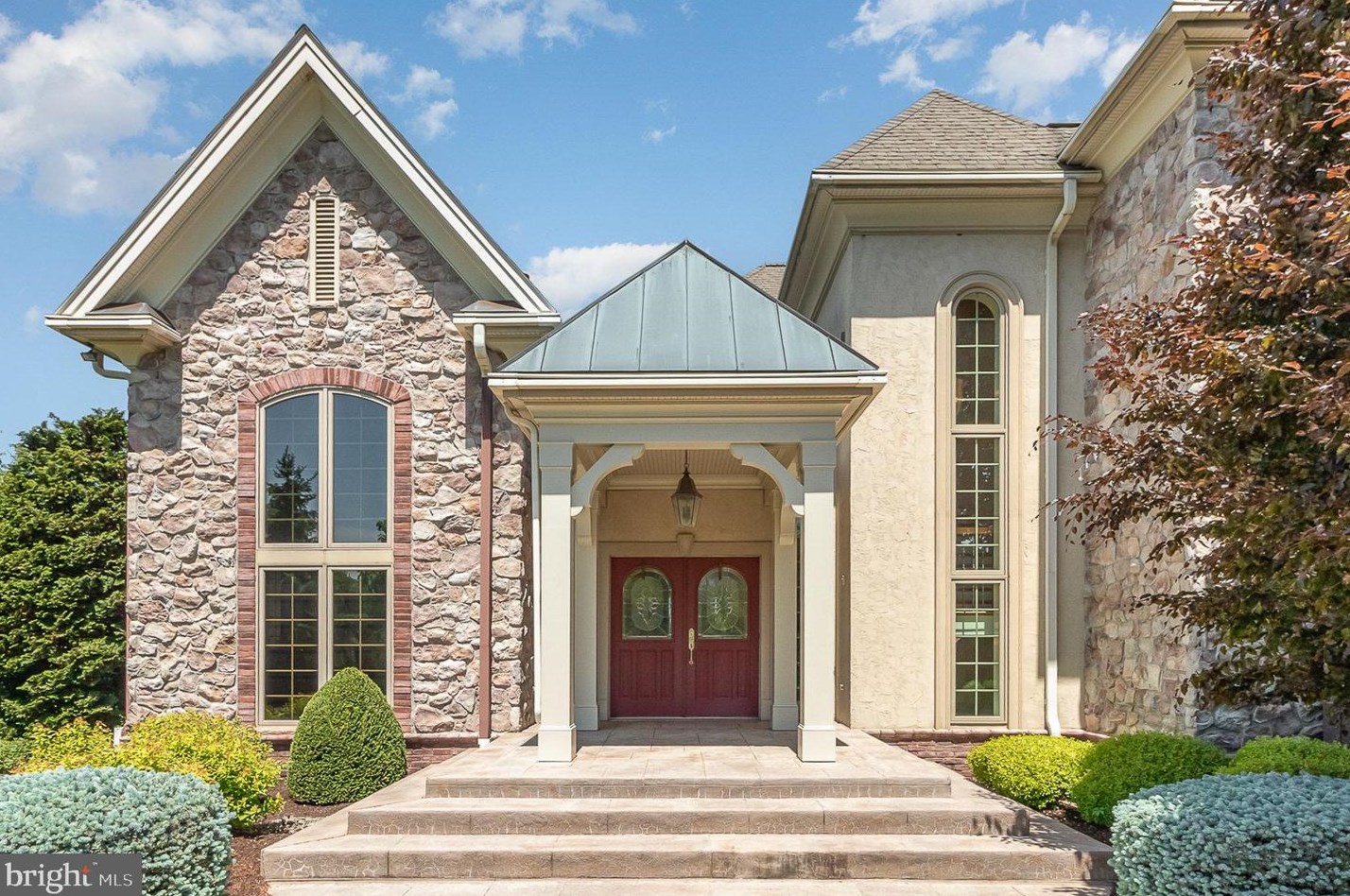 621 Southridge Dr, Navy Sup Dpt, PA 17055