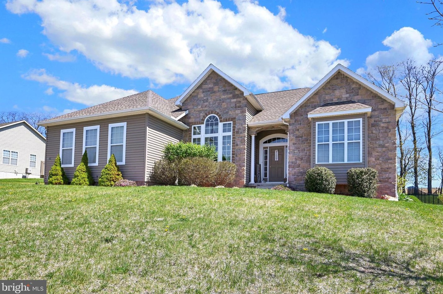 1160 Pearl Dr, Hanover, PA 17331