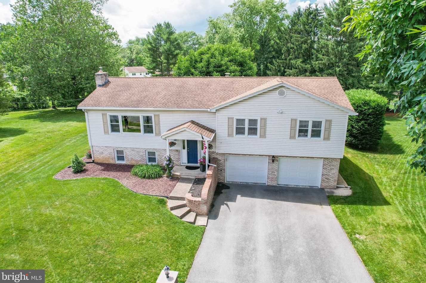 4003 Robinwood Rd, York, PA 17402-3212