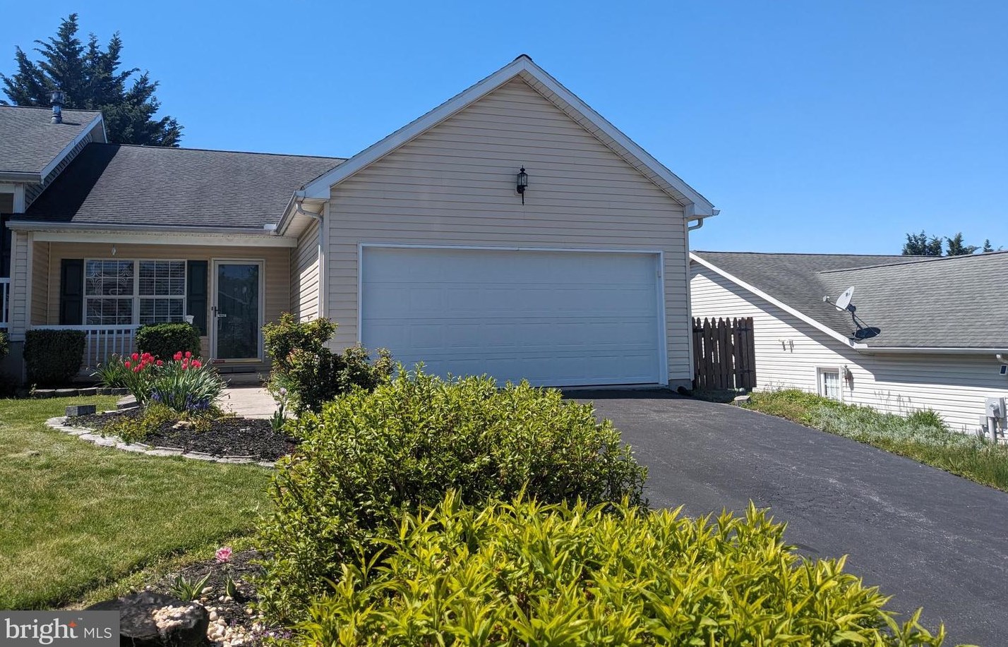 69 Lexington Dr, Hanover, PA 17331