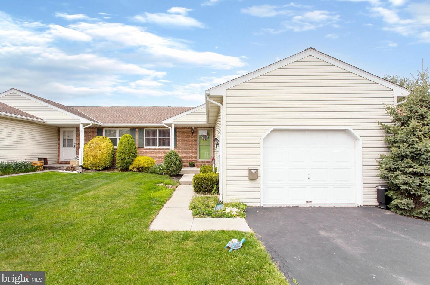 212 Kennedy Ct, Hanover, PA 17331-1366