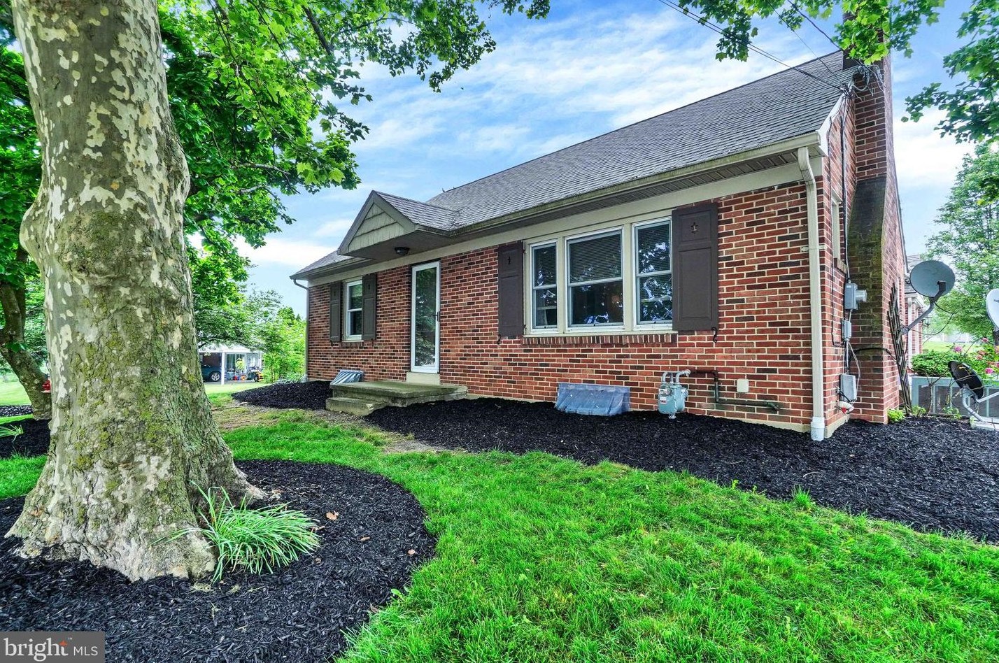 301 N Main St, Strinestown, PA 17345