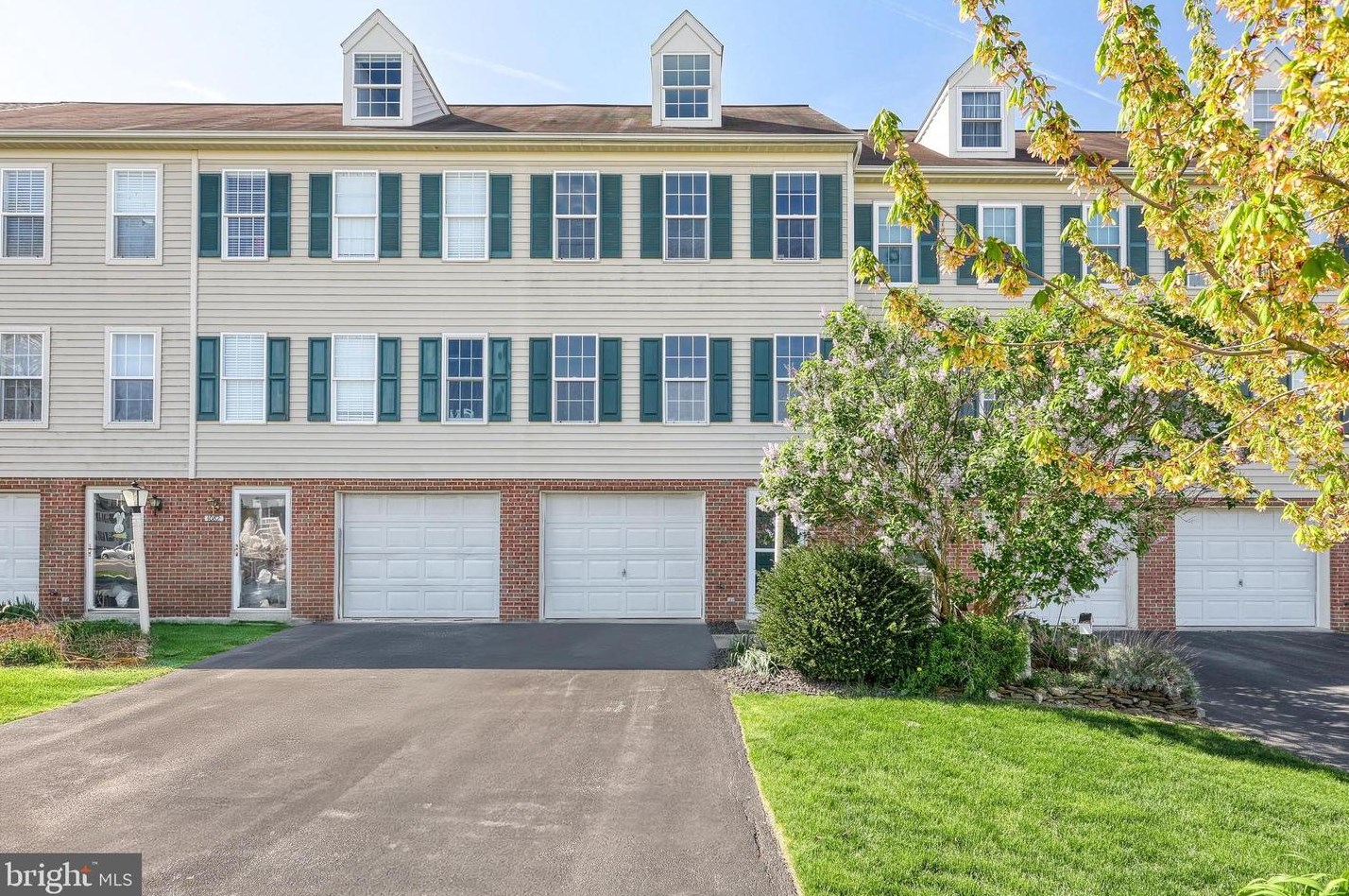 1084 Hearthridge Ln, York, PA 17404-7820