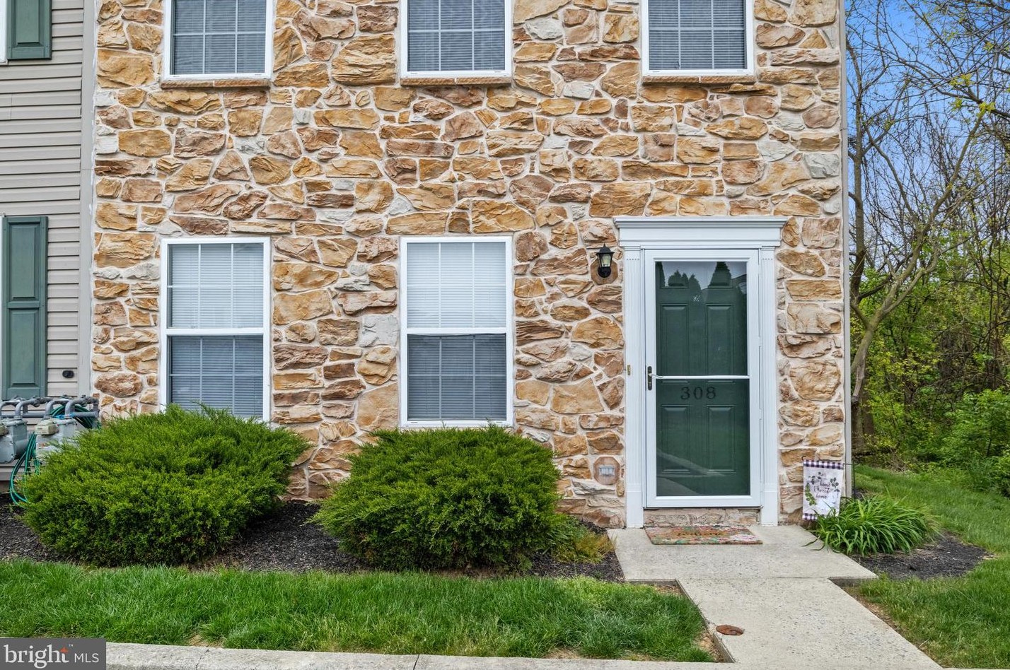 308 Cherry St, Red Lion, PA 17356-1524