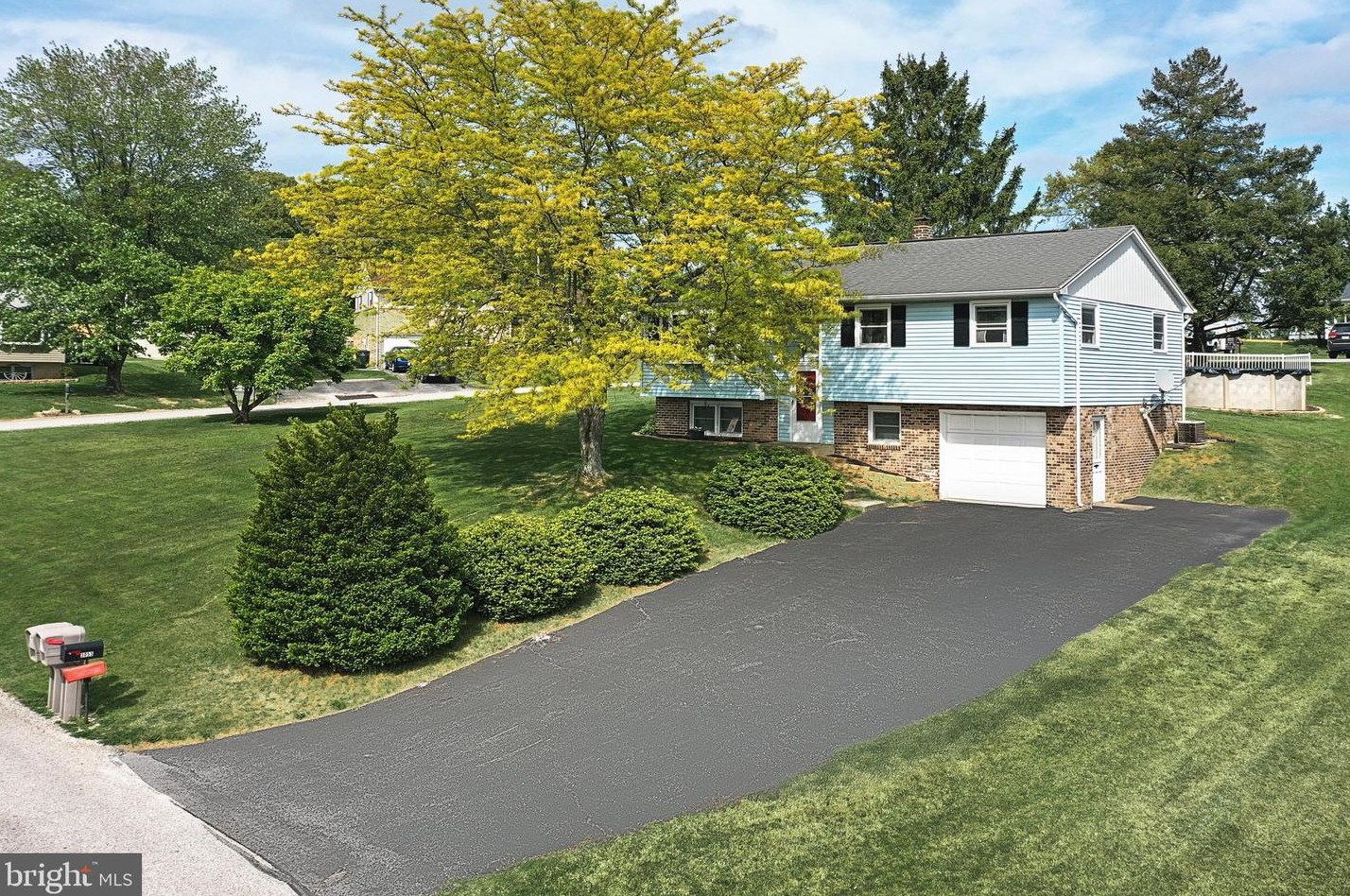 3053 Faith Ln, Red Lion, PA 17356-9213