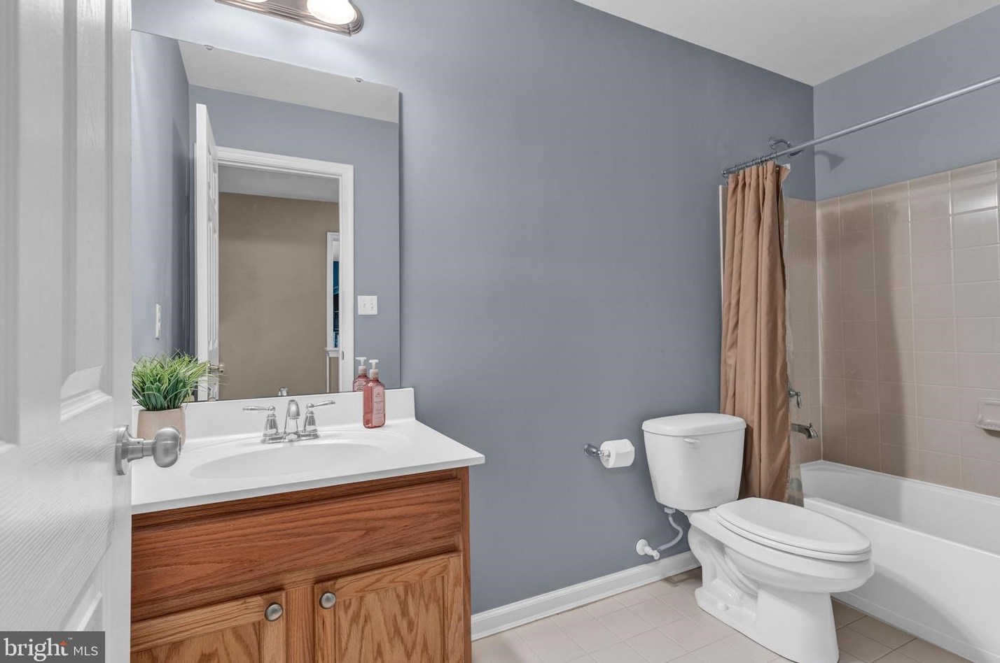 2209 Reservoir Hts Dr, Hanover PA 17331-8327 exterior