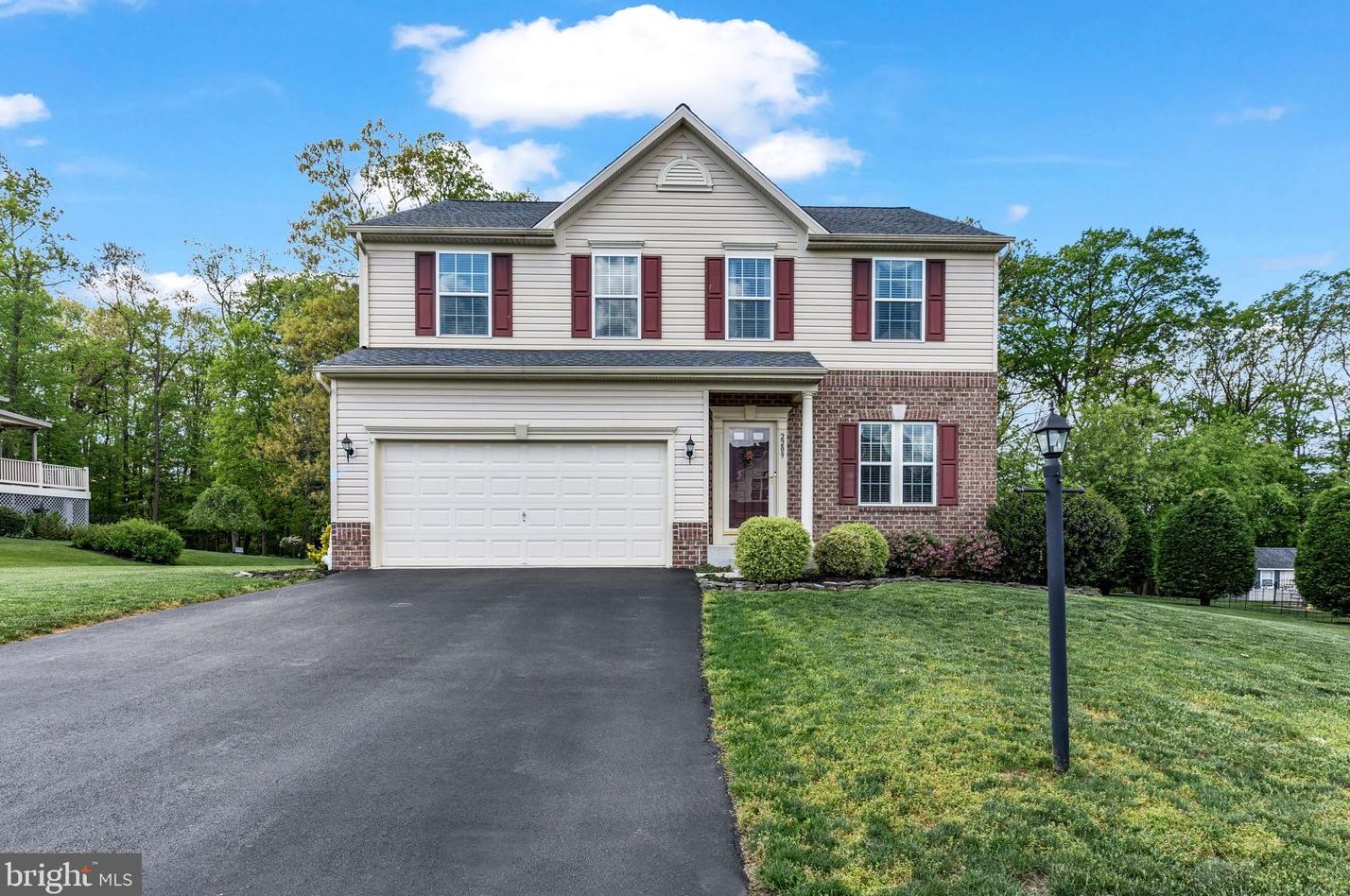 2209 Reservoir Hts Dr, Hanover PA 17331-8327 exterior