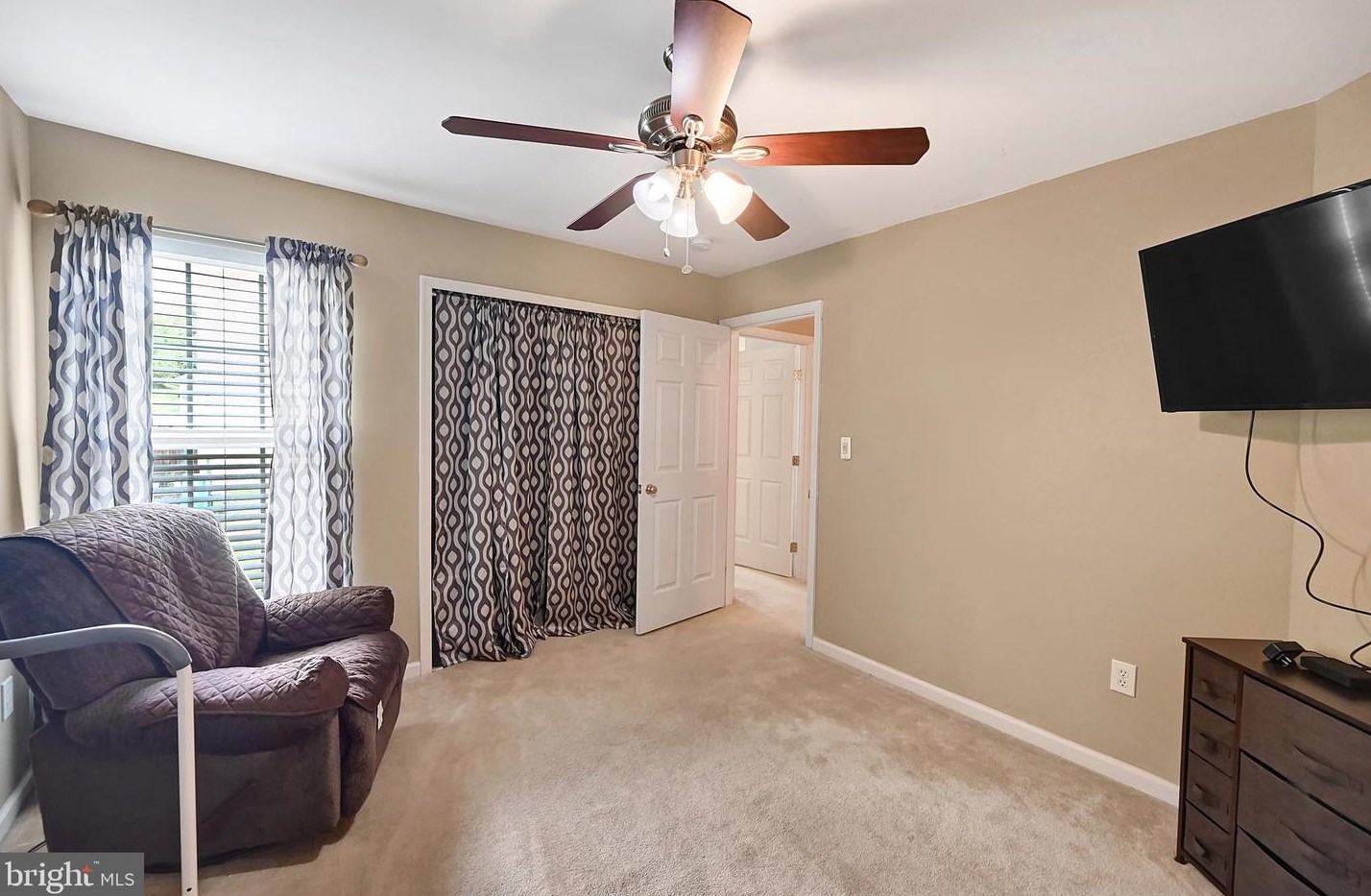 37 Louvain Dr, Hanover PA 17331-8696 exterior